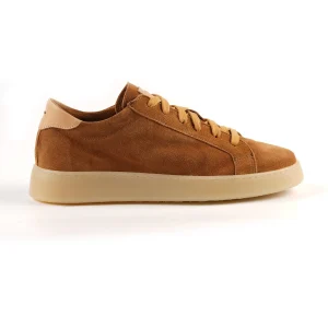 Baskets basses en daim camel